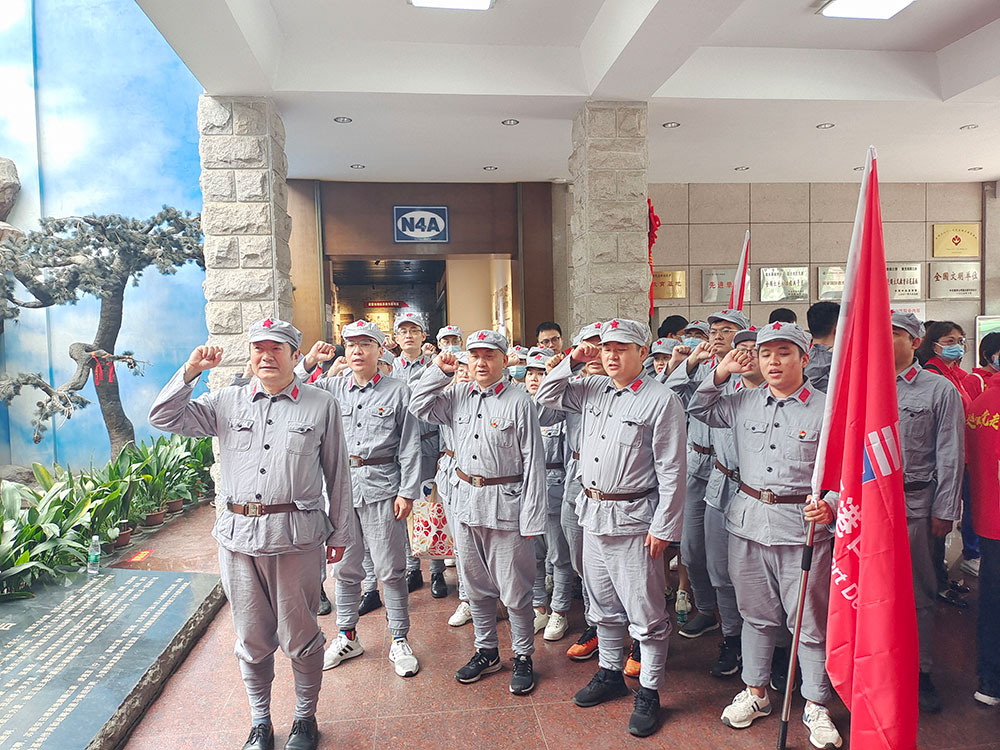 4口岸生长机关支部联合供应链支部赴句容茅山新四军纪念馆开展党史教育活动。。。。。。在新四军纪念馆展馆大厅，，，，，，全体党员面临党旗，，，，，，高举右手重温入党誓词，，，，，，再次体会作为一名共产党员的责任感和使命感。。。。。。.jpg