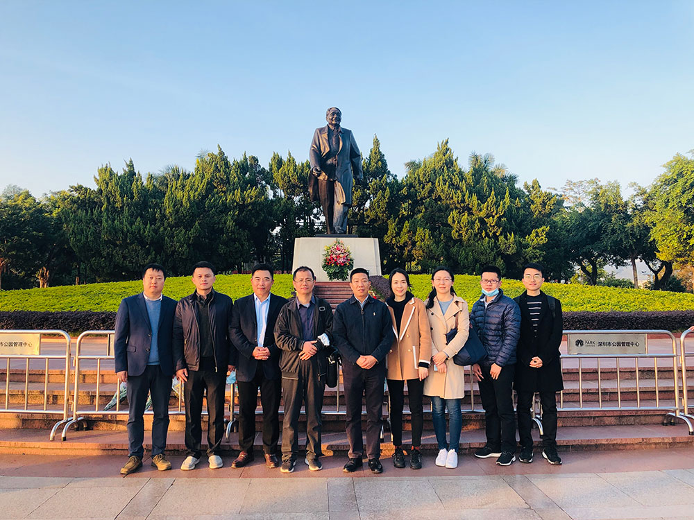 6-战略综合党支部赴深圳博物馆及莲花山公园开展“不忘初心学党史”主题教育，，，，，，有用引发党组织的凝聚力和向心力，，，，，，切实提高党员干部的党性修养和责恣意识。。。。。。.jpg